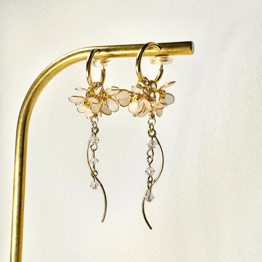 【銀木犀/ギンモクセイ】2wayフープイヤリング 揺れるホワイト 金属アレルギー対応 サージカルステンレス 受注生産 | 6枚目